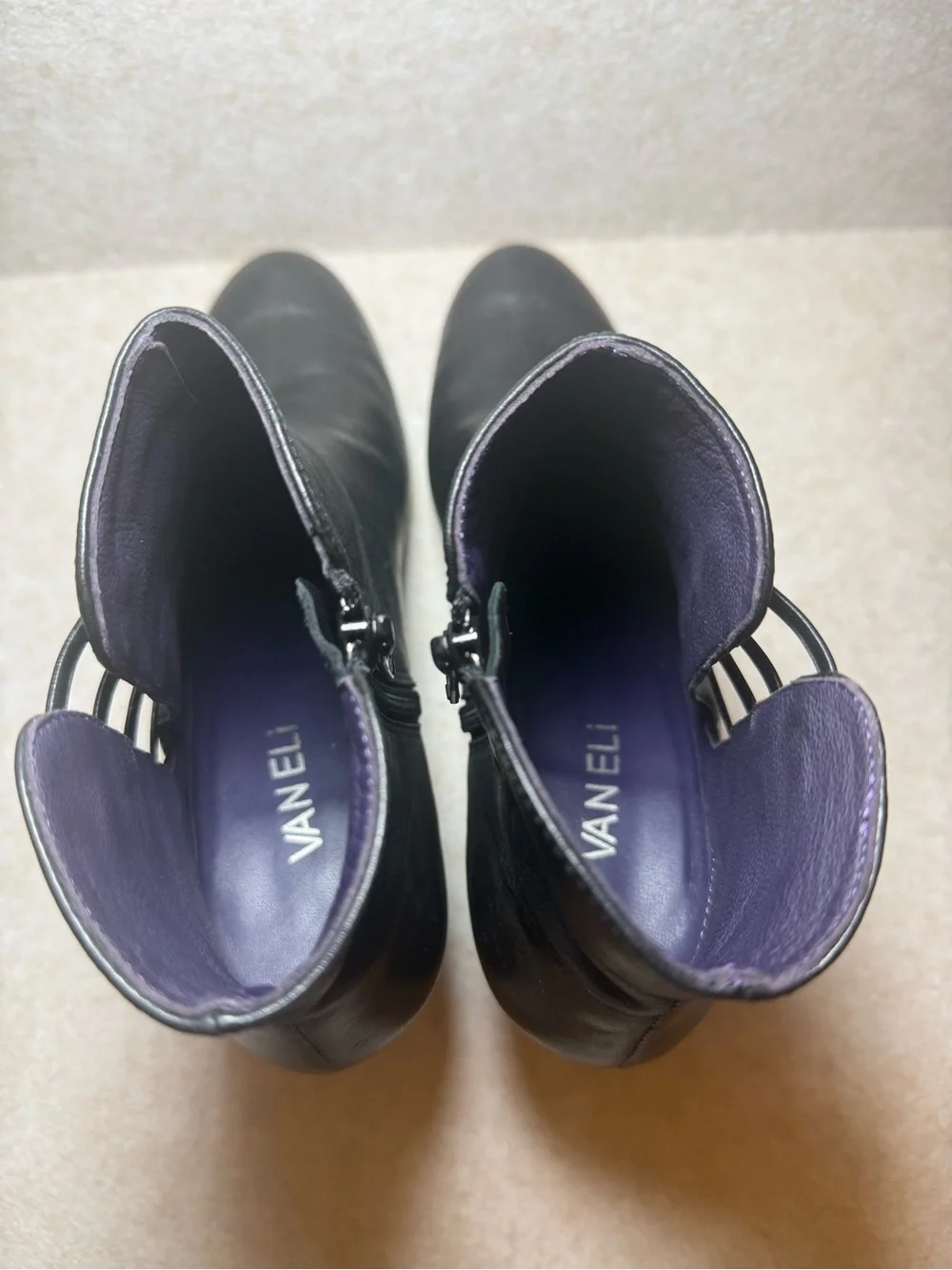 Vaneli details side